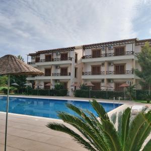 a view of the hotel from the pool at Vouni King Hotel in Limnitis