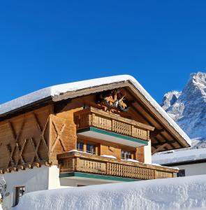 a chalet with a balcony in the mountains at Appartements Zugspitztraum in Ehrwald