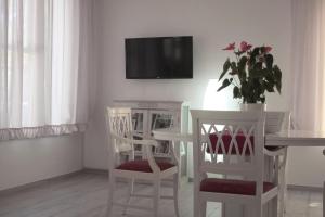 Televízia a/alebo spoločenská miestnosť v ubytovaní Garnì Stella Marina