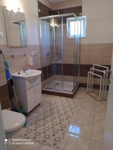 y baño con ducha, lavabo y aseo. en Nemira beach apartments, en Omiš