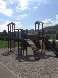 um parque infantil com escorrega num parque em Couett' Hotel Rumilly em Rumilly