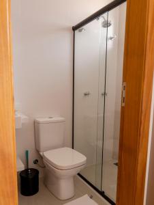 Ένα μπάνιο στο Apartamento de Frente para o Mar no Itagua 01