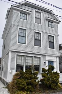 ニューポートにあるModern Cottage in Downtown NPT-Waites Wharf Cottageの黒窓のある灰色の家