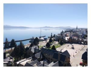 una vista aérea de una ciudad con un cuerpo de agua en Departamento en Bariloche en San Carlos de Bariloche