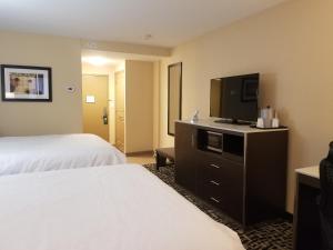 Letto o letti in una camera di Holiday Inn Poughkeepsie by IHG