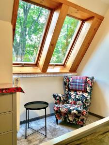 een kamer met een stoel en een raam bij APARTAMENT GIMNAZJALNA 8a (Maria Mąka) in Zakopane