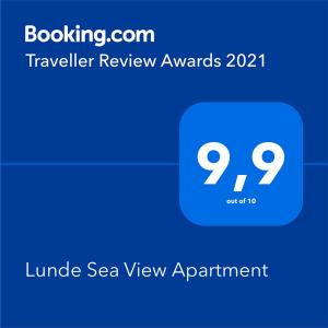 um ecrã de telefone azul com um avatar de comentário de viagem em Lunde Sea View Apartment em Rafailovici