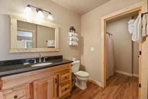 O baie la Walnut Ridge Cabin. Sleeps 7-11! Hot tub, pool table, minutes to downtown Gatlinburg! +35 fotografii