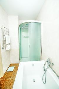 La salle de bains est pourvue d'une douche et d'un lavabo. dans l'établissement Alex Apartment Сеть апартаментов Бесконтактное заселение 24-7, à Poltava