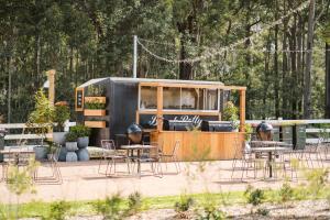 een food truck met tafels en stoelen ervoor bij The Woods Farm Jervis Bay in Tomerong