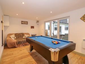 a living room with a pool table in it at Giggling Goose Cottage in Woodhall Spa