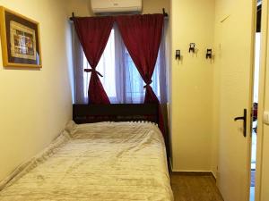 Rúm í herbergi á Retro Mini Apartment