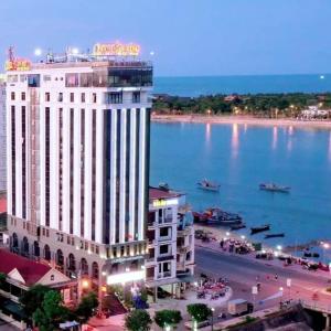 ドンホイにあるCKC Thien Duong Hotelの大水の横の大きな建物