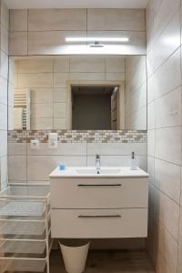W łazience znajduje się umywalka i lustro. w obiekcie NADMORSKI-DOM Pobierowo Summer-house w Pobierowie
