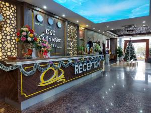 una zona de recepción en el vestíbulo de un hotel con un mostrador de recepción en CKC Thien Duong Hotel, en Dong Hoi