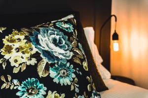 戴爾斯福特的住宿－Daylesford Spa Accommodation，床上的毯子,布满蓝色和白色的花朵