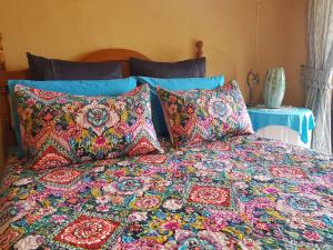 Un pat sau paturi într-o cameră la Mapleton Peaceful Provence BnB