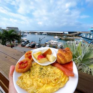 een bord met ontbijtproducten met uitzicht op de haven bij Green Island 9 Padi in Green Island