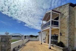 ein Haus mit Meerblick in der Unterkunft ODYSSEY APOLLO BAY in Apollo Bay