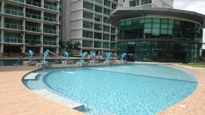 una piscina di fronte a un edificio con uccelli blu di [WolveRent] Cozy Studio @ Mount Austin- (IKEA,AEON,TESCO,TOOPEN) a Johor Bahru