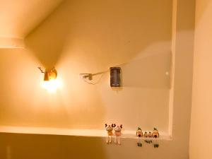台東市にあるMo Dou Homestayの部屋の棚に座る3匹の玩具フクロウ