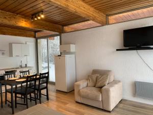 Kuchnia lub aneks kuchenny w obiekcie Barcelonnette location avec jardin