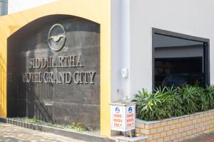 En logo, et sertifikat eller et firmaskilt på Siddhartha Hotel Grand City