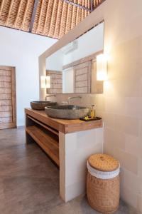 Un baño con dos lavabos y un espejo. en Villa Mangodream, en Karangasem