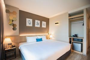Postel nebo postele na pokoji v ubytování 56 Hotel