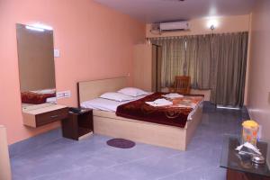 Postel nebo postele na pokoji v ubytování Hotel SagarPriya + 9 fotografií