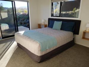 A bed or beds in a room at Stony Creek, 3 bedroom home, Franz Josef