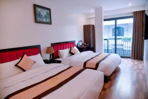 เตียงในห้องที่ Hung Vuong hotel