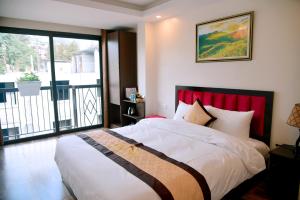 Tempat tidur dalam kamar di Hung Vuong hotel