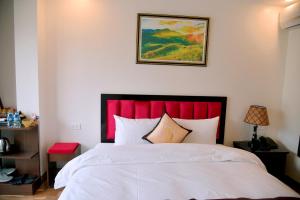 Postel nebo postele na pokoji v ubytování SAPA KING HOTEL HUNG VUONG HOTEl