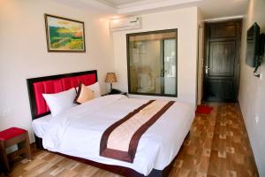 Postel nebo postele na pokoji v ubytování SAPA KING HOTEL HUNG VUONG HOTEl