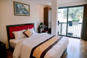 Postel nebo postele na pokoji v ubytování SAPA KING HOTEL HUNG VUONG HOTEl