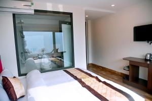 Postel nebo postele na pokoji v ubytování SAPA KING HOTEL HUNG VUONG HOTEl