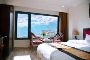 Postel nebo postele na pokoji v ubytování SAPA KING HOTEL HUNG VUONG HOTEl