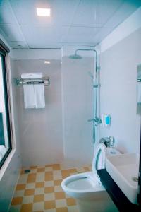 y baño con ducha, aseo y lavamanos. en Hung Vuong hotel, en Sa Pa