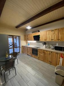 O bucătărie sau chicinetă la New 2020 specious cottage DRUZI