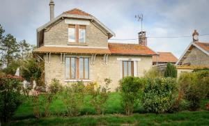 une ancienne maison en pierre dans un jardin dans l'établissement La Ferme de Wary, à Brimont