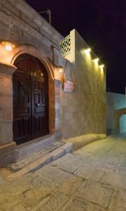 ein Basketballkorb an der Seite eines Gebäudes nachts in der Unterkunft Lindos Boutique - Adults Only in Lindos