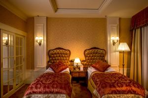 Postel nebo postele na pokoji v ubytování Nobilis Hotel