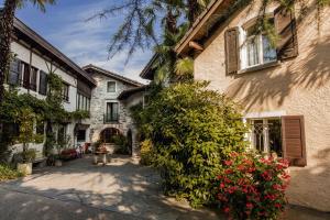 un edificio con flores delante en Parkhotel Emmaus - Casa Rustico en Ascona