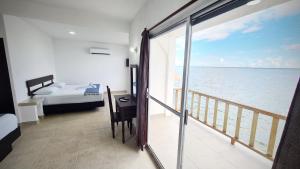 Postel nebo postele na pokoji v ubytování Hotel Vista Laguna Bacalar + 37 fotografií