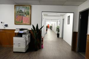 een kantoorhal met een hal die naar een kantoor leidt bij D’Razna Inn in Kuala Terengganu