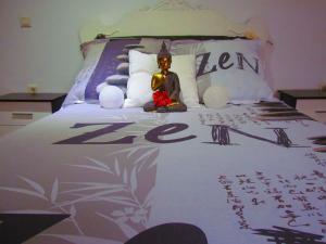 Un dormitorio con una cama con una estatua. en Apartamentos Casas Rurales "Paraje San Blas", en Alburquerque