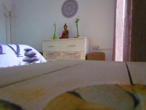 sypialnia z łóżkiem i komodą w pokoju w obiekcie Apartamentos Casas Rurales "Paraje San Blas" w mieście Alburquerque