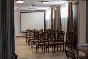 una fila di sedie in una stanza con schermo bianco di Complex Zolota Pidkova a Zolochiv