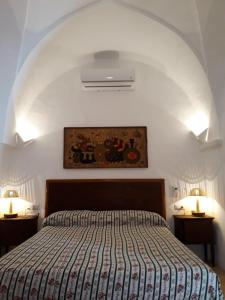 una camera da letto con un letto con un piumone a righe di art resort montalbano a Montalbano